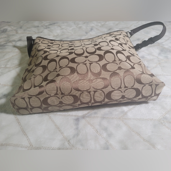 Coach’s cross body in medium size is a stylish and practical handbag - Picture 3 of 7